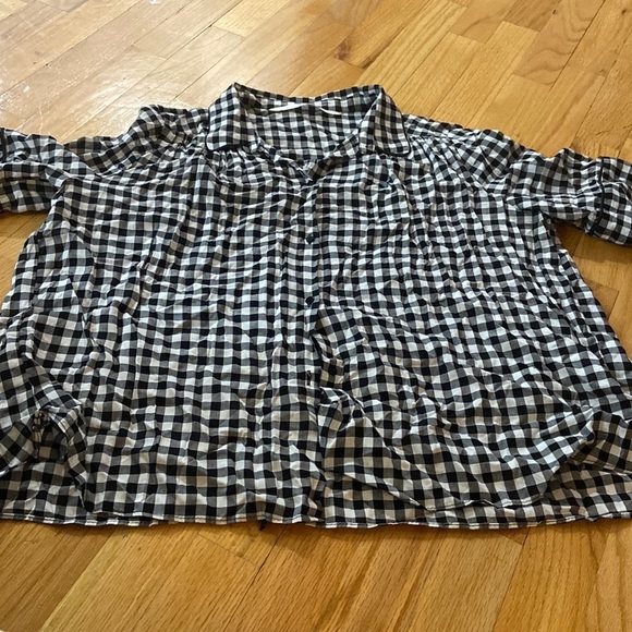 Zara Tops - WOMEN’S Zara short sleeve button down. Black/white. Size M
